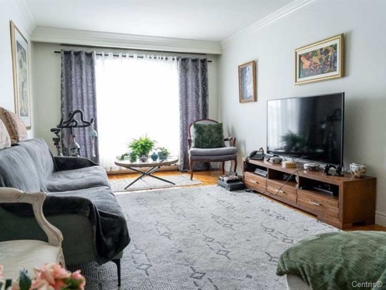 Salon — 9119, Rue de Matane, Montréal (LaSalle), H8R2L5, Montréal (LaSalle)