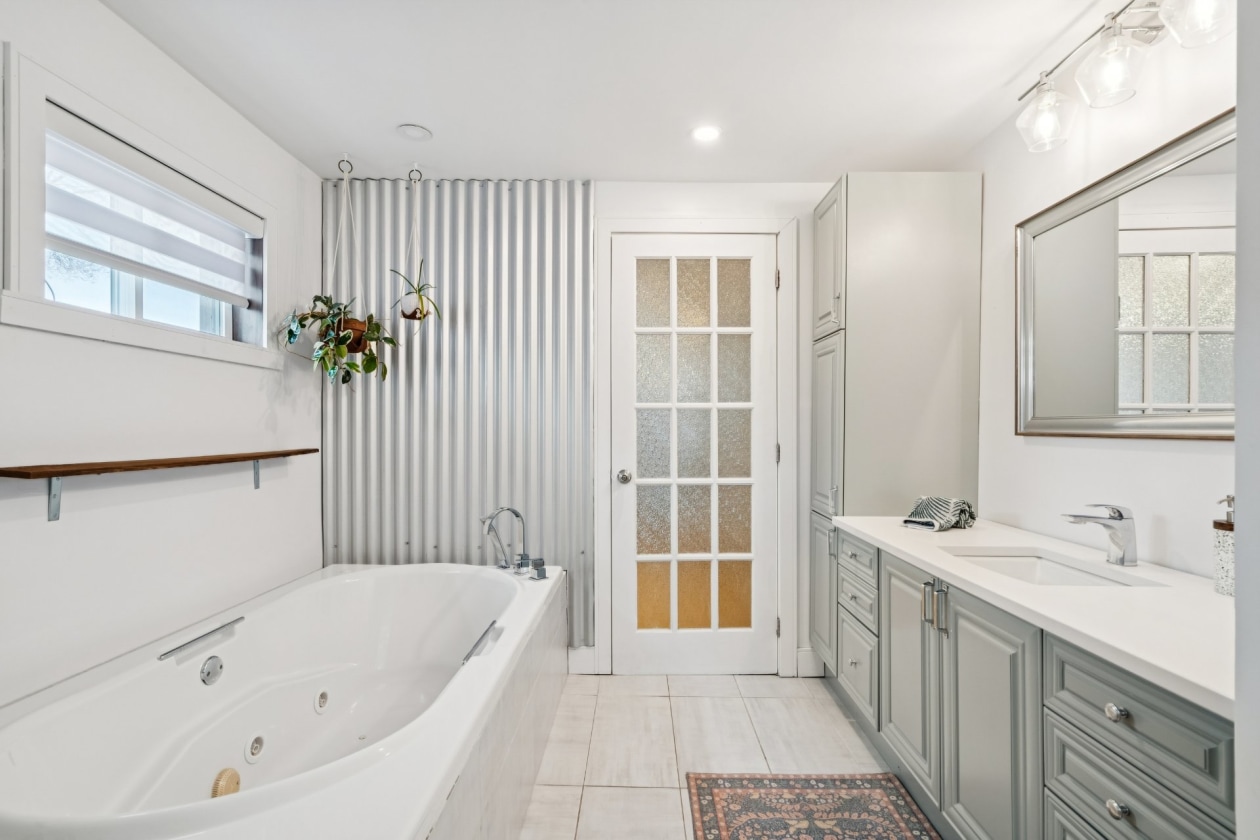 Salle de bains — 145, Rue Hayward, Montréal (LaSalle), H8R2G6, Montréal (LaSalle)