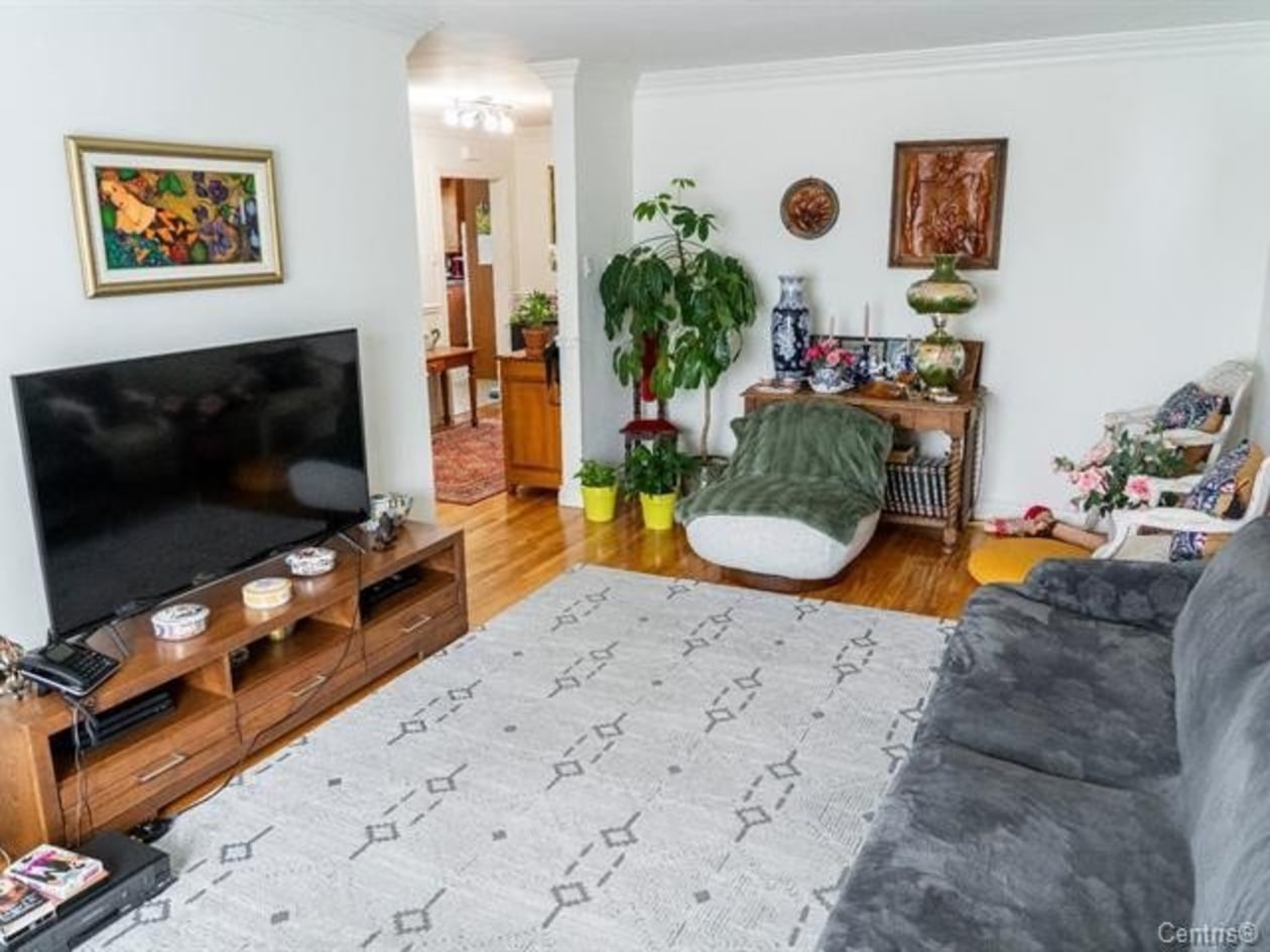 Salon — 9119, Rue de Matane, Montréal (LaSalle), H8R2L5, Montréal (LaSalle)