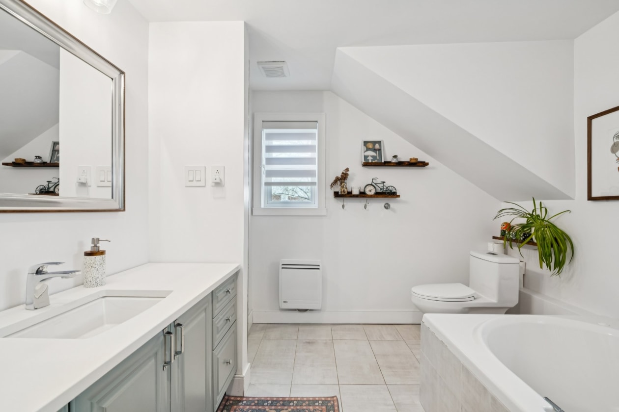 Salle de bains — 145, Rue Hayward, Montréal (LaSalle), H8R2G6, Montréal (LaSalle)