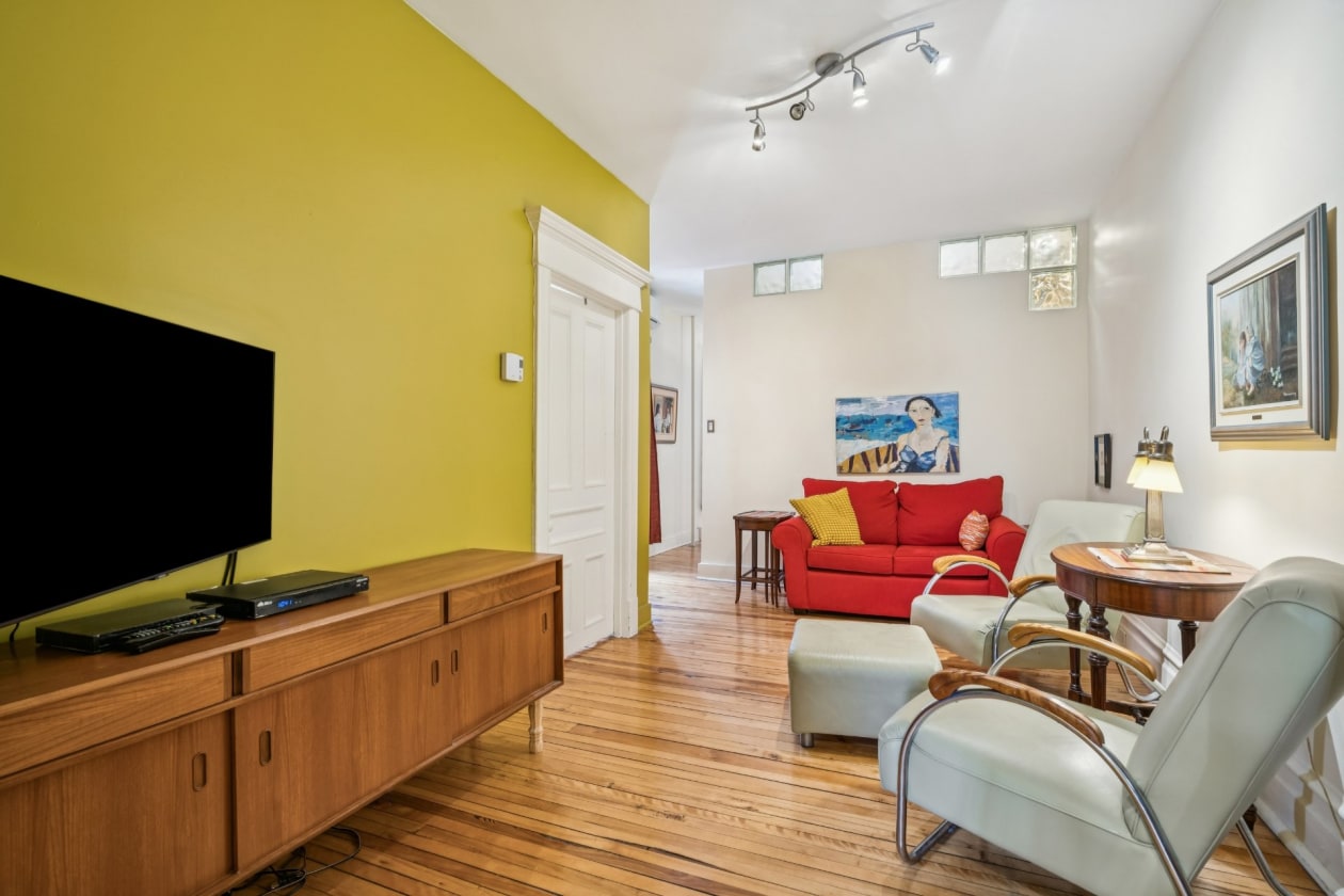 Salon — 42, Av. St-Cyril, Montréal (Outremont), H2V1H8, Montréal (Outremont)