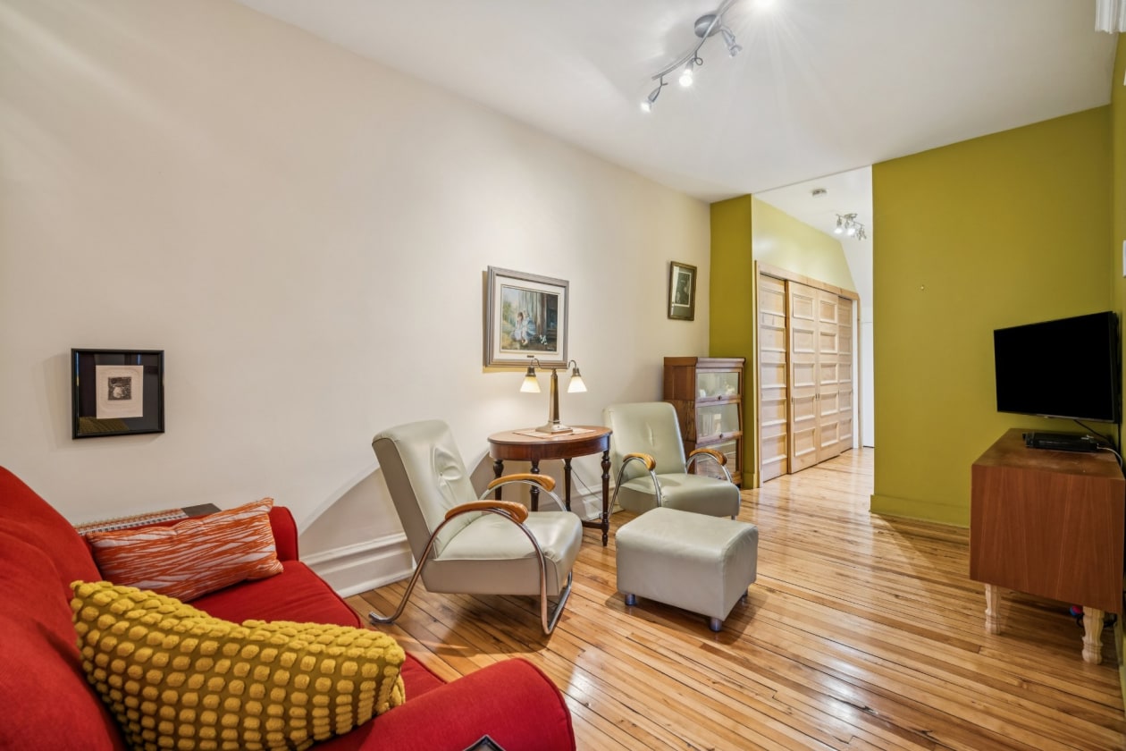 Salon — 42, Av. St-Cyril, Montréal (Outremont), H2V1H8, Montréal (Outremont)