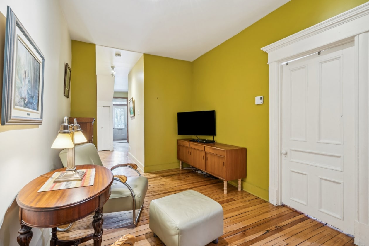 Salon — 42, Av. St-Cyril, Montréal (Outremont), H2V1H8, Montréal (Outremont)