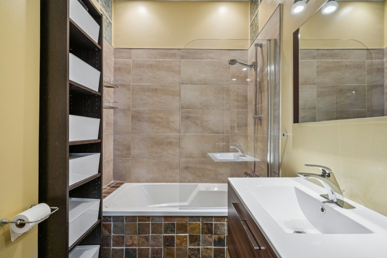 Salle de bains — 42, Av. St-Cyril, Montréal (Outremont), H2V1H8, Montréal (Outremont)