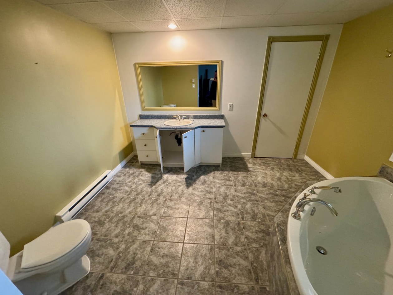 Salle de bains — 203, Rue Druillettes, Matane, G4W2B6, Matane