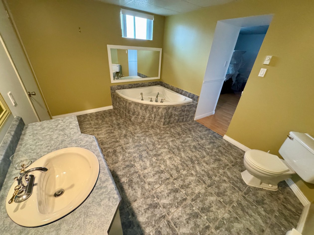 Salle de bains — 203, Rue Druillettes, Matane, G4W2B6, Matane