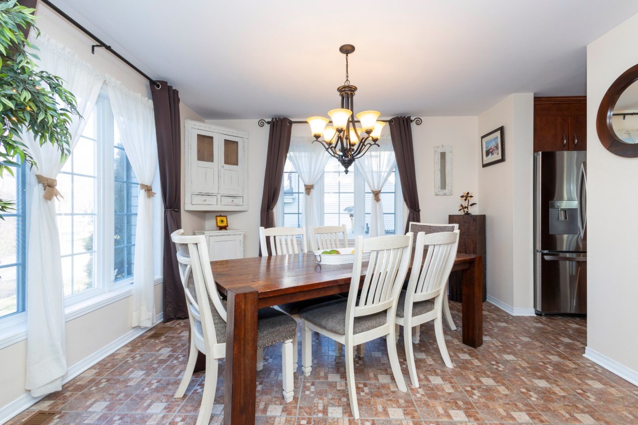 Salle à manger — 2, Place des Ormes, Châteauguay, J6J6B5, Châteauguay