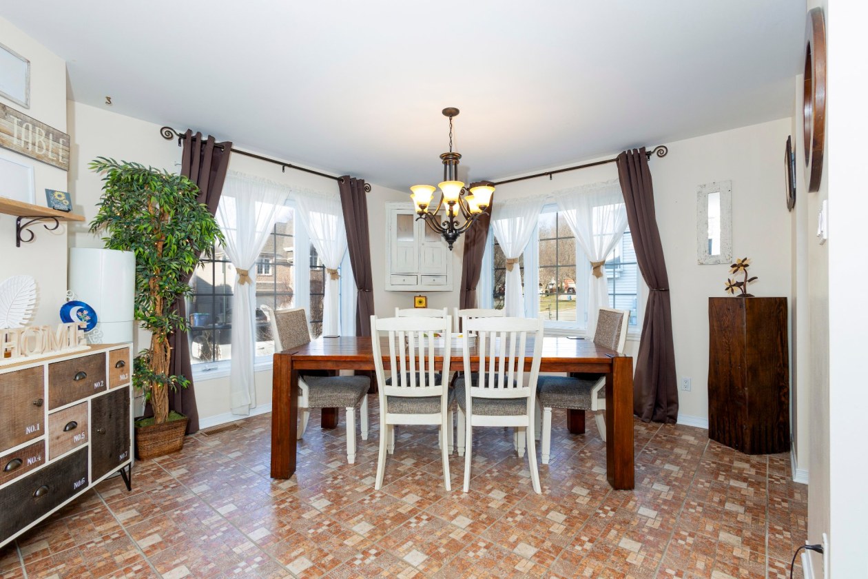Salle à manger — 2, Place des Ormes, Châteauguay, J6J6B5, Châteauguay