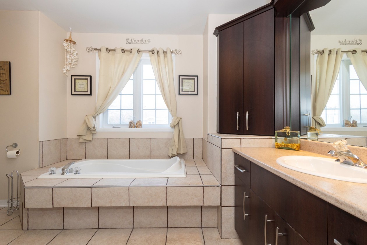 Salle de bains — 2, Place des Ormes, Châteauguay, J6J6B5, Châteauguay
