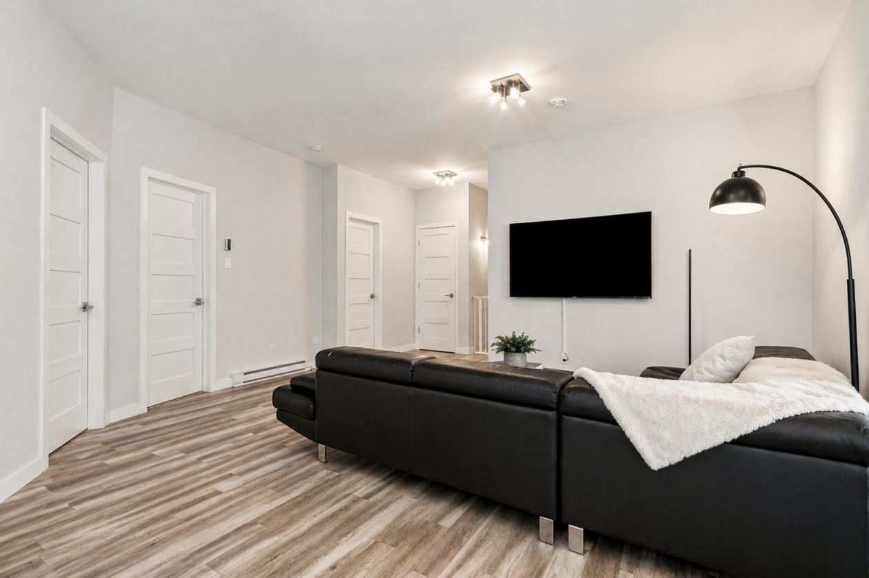 Salon — 147B, Boul. Ste-Rose, Laval (Sainte-Rose), H7L1L2, Laval (Sainte-Rose)