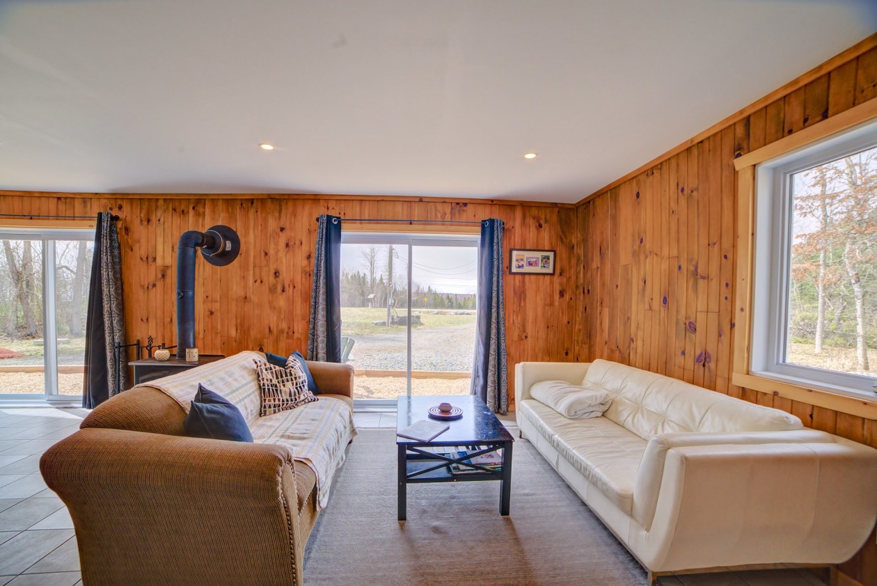 Salon — 45, Ch. du Belvédère, Lingwick, J0B2Z0, Lingwick