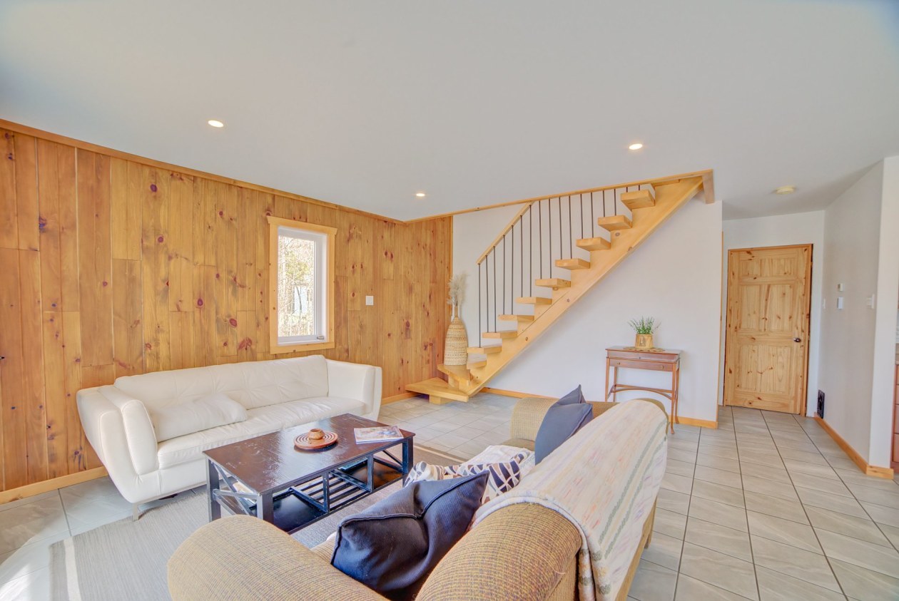 Salon — 45, Ch. du Belvédère, Lingwick, J0B2Z0, Lingwick