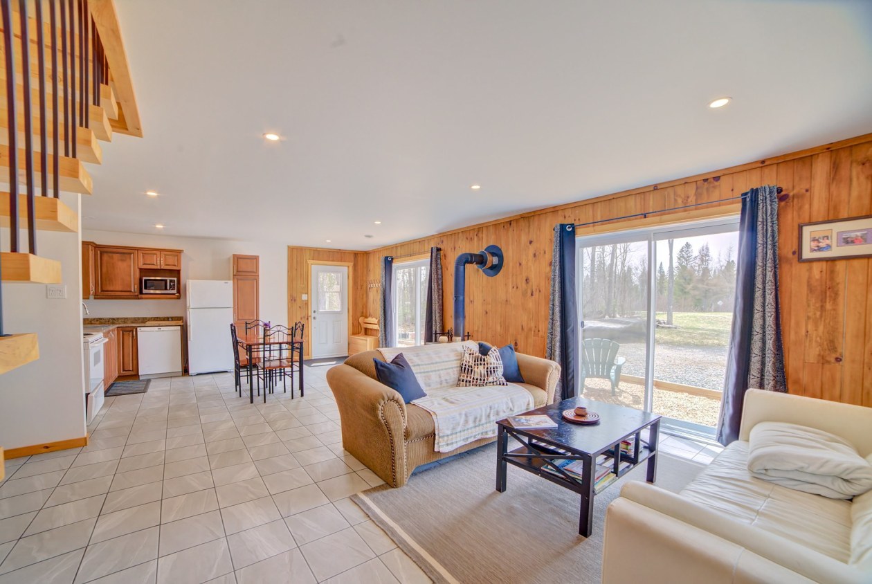 Salon — 45, Ch. du Belvédère, Lingwick, J0B2Z0, Lingwick