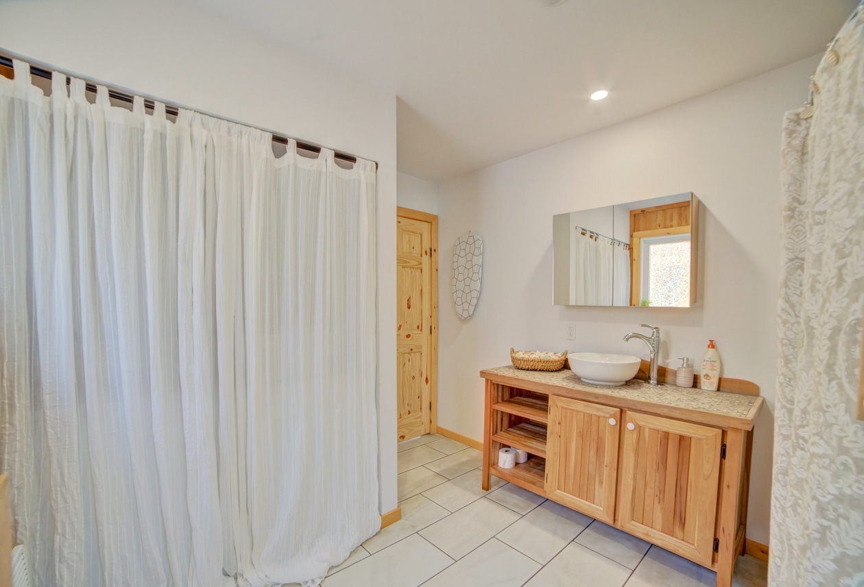 Salle de bains — 45, Ch. du Belvédère, Lingwick, J0B2Z0, Lingwick