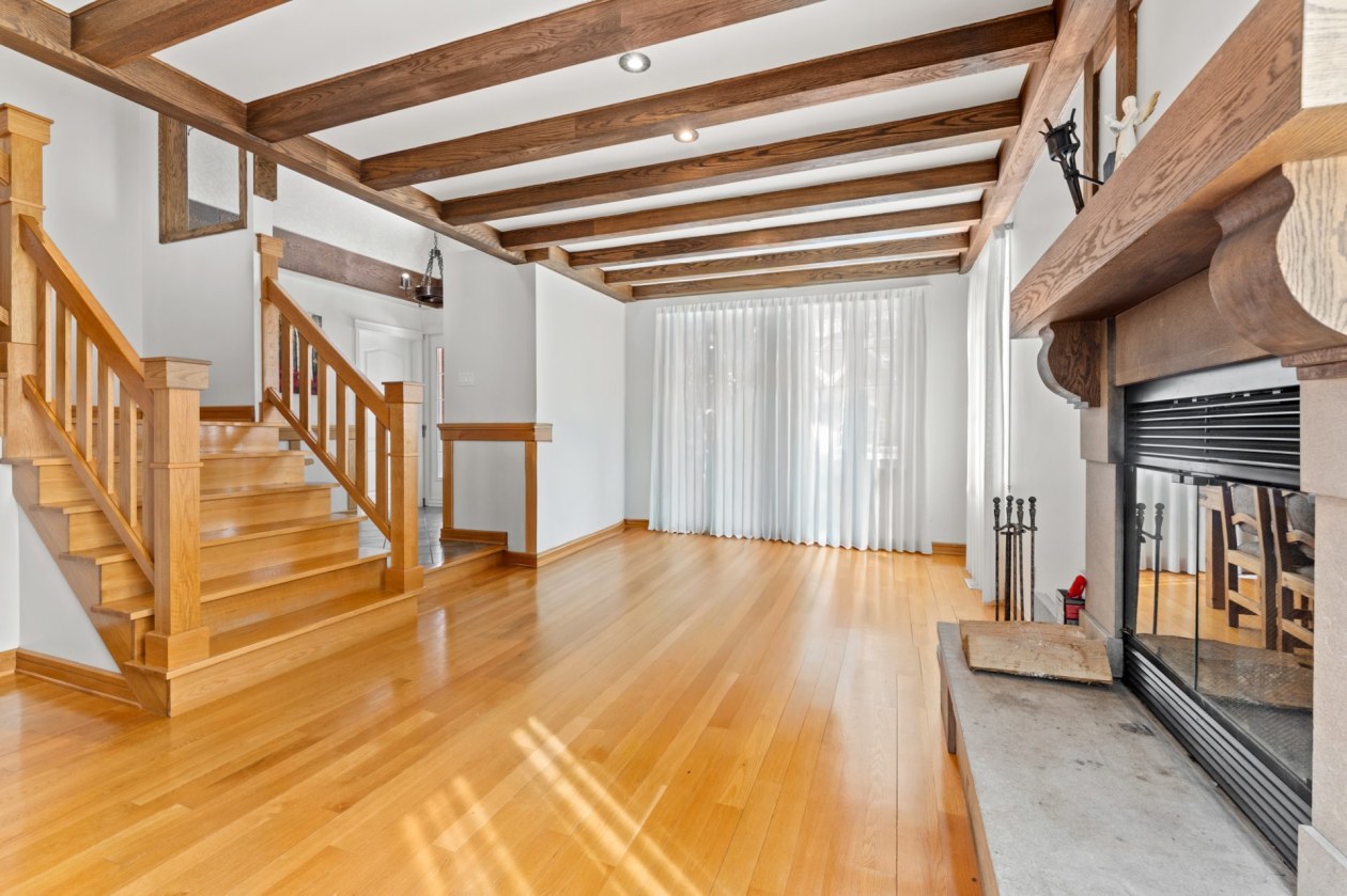 Salon — 146, Boul. des Châteaux, Blainville, J7B1K9, Blainville