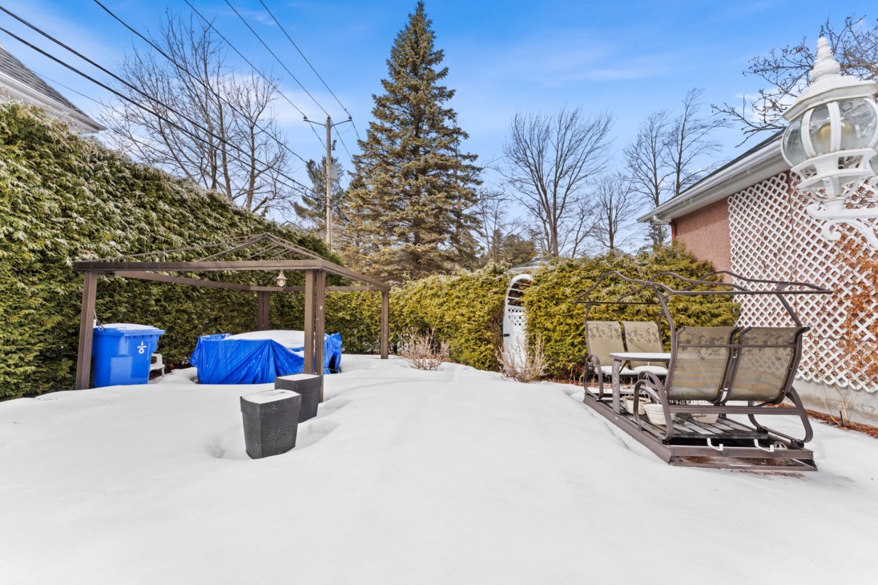 Cour — 146, Boul. des Châteaux, Blainville, J7B1K9, Blainville