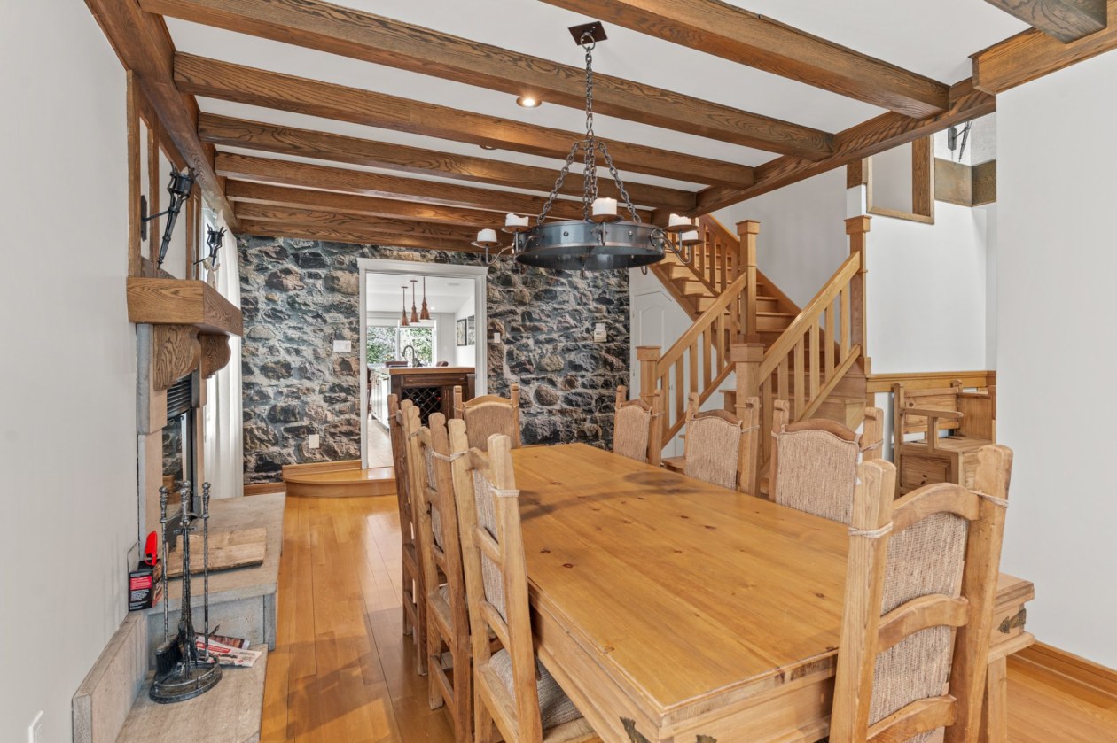 Salle à manger — 146, Boul. des Châteaux, Blainville, J7B1K9, Blainville