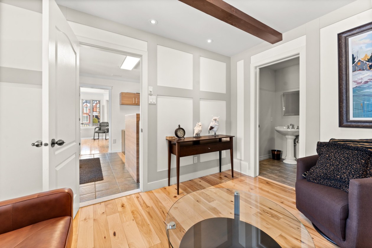 Salon — 146, Boul. des Châteaux, Blainville, J7B1K9, Blainville