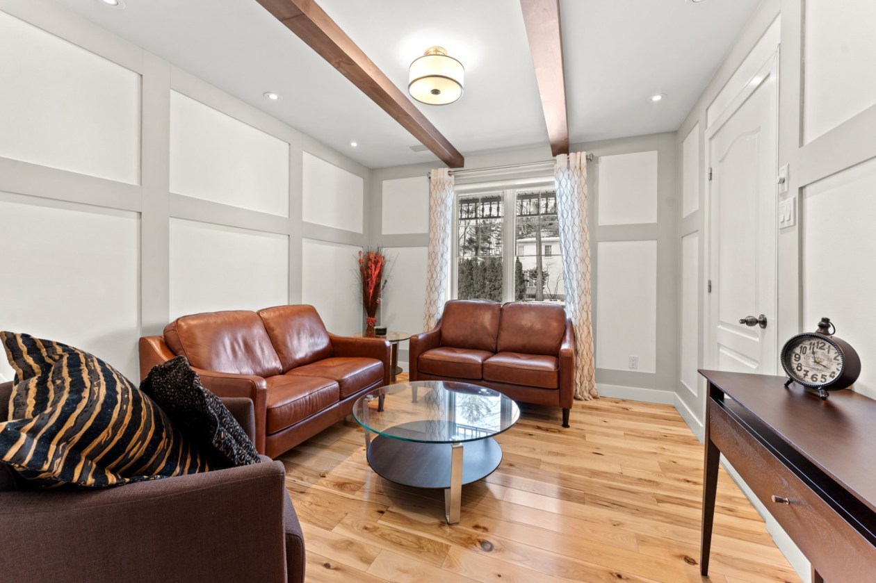 Salon — 146, Boul. des Châteaux, Blainville, J7B1K9, Blainville
