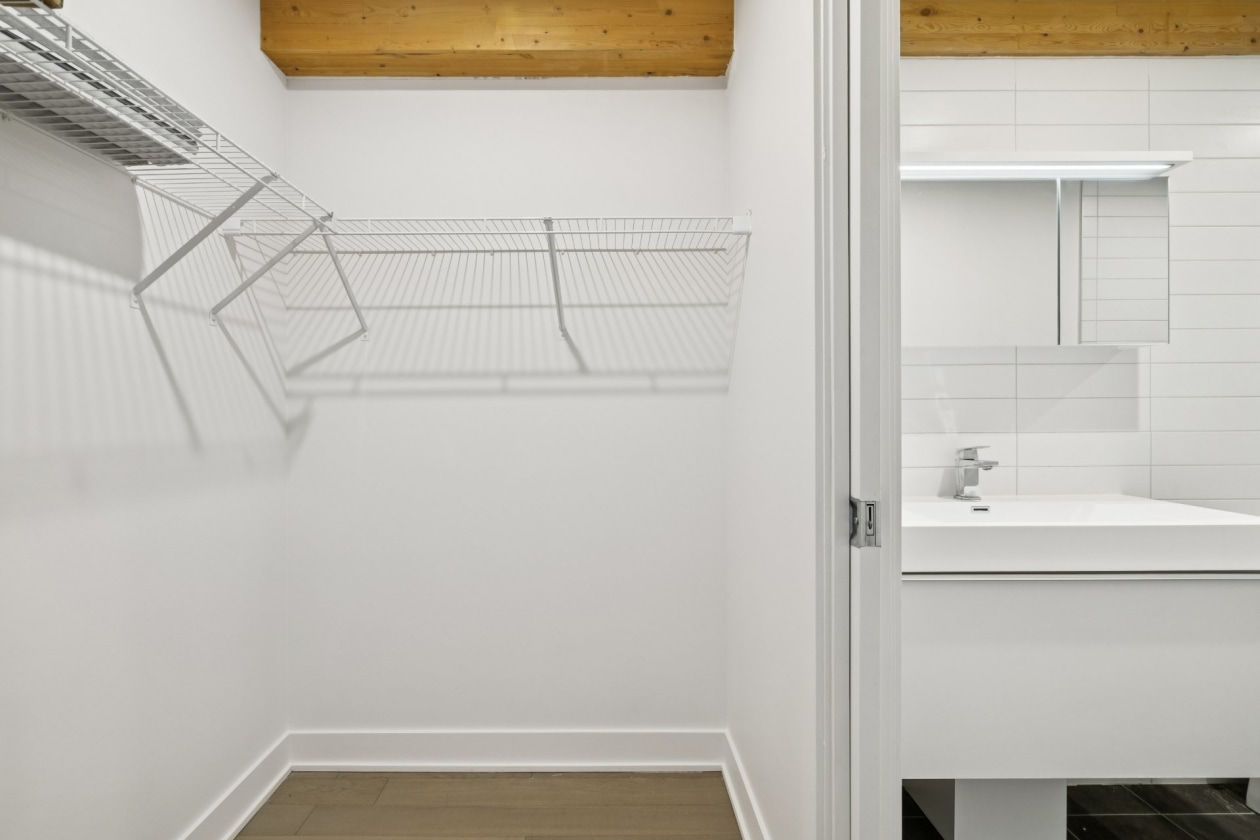 Penderie — 1214, Rue William, Montréal (Le Sud-Ouest), H3C0T5, Montréal (Le Sud-Ouest)