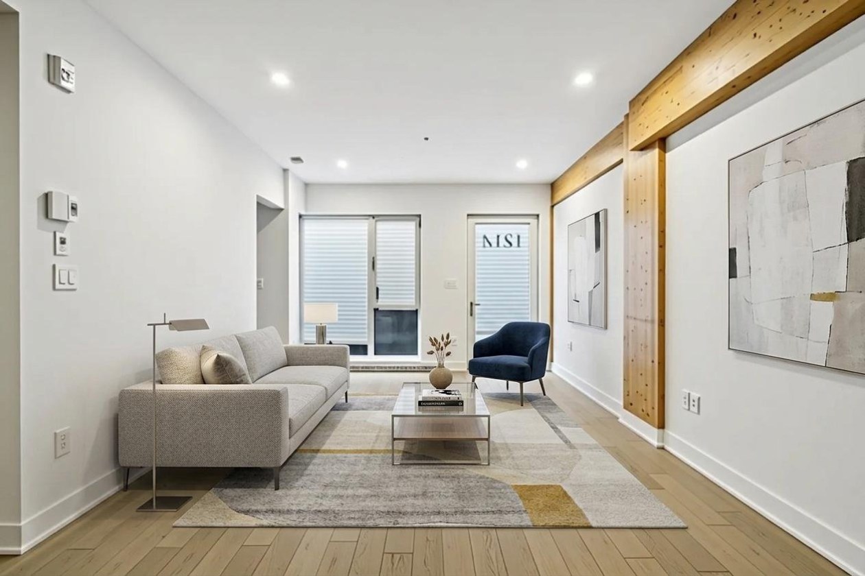 Salon — 1214, Rue William, Montréal (Le Sud-Ouest), H3C0T5, Montréal (Le Sud-Ouest)