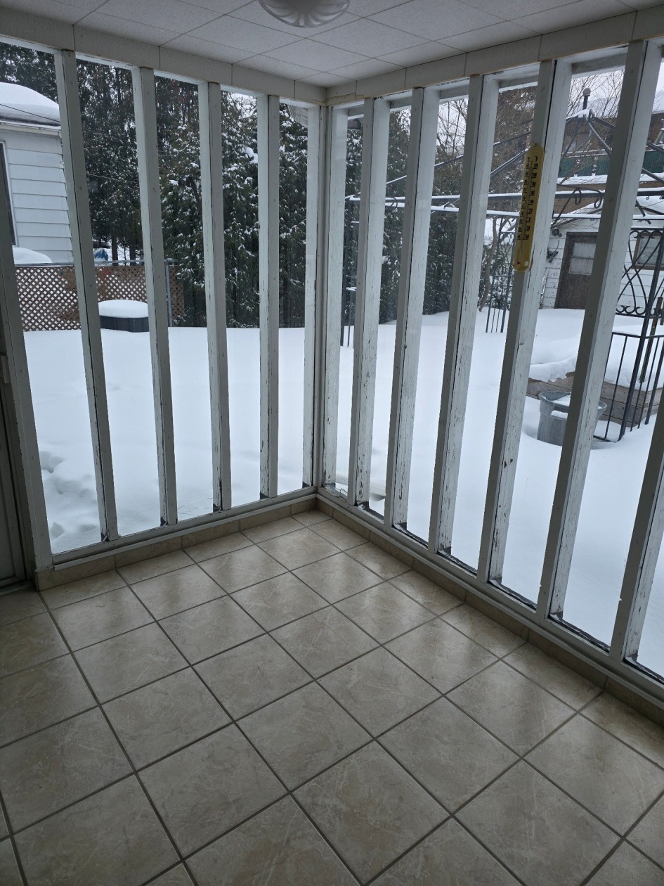 Verrière — 11594, Av. Lamoureux, Montréal (Montréal-Nord), H1G5M5, Montréal (Montréal-Nord)