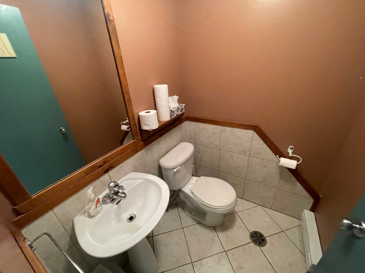 Salle de bains — 5799 - 5807, Boul. Talbot, Saguenay (Laterrière), G7N1V9, Saguenay (Laterrière)