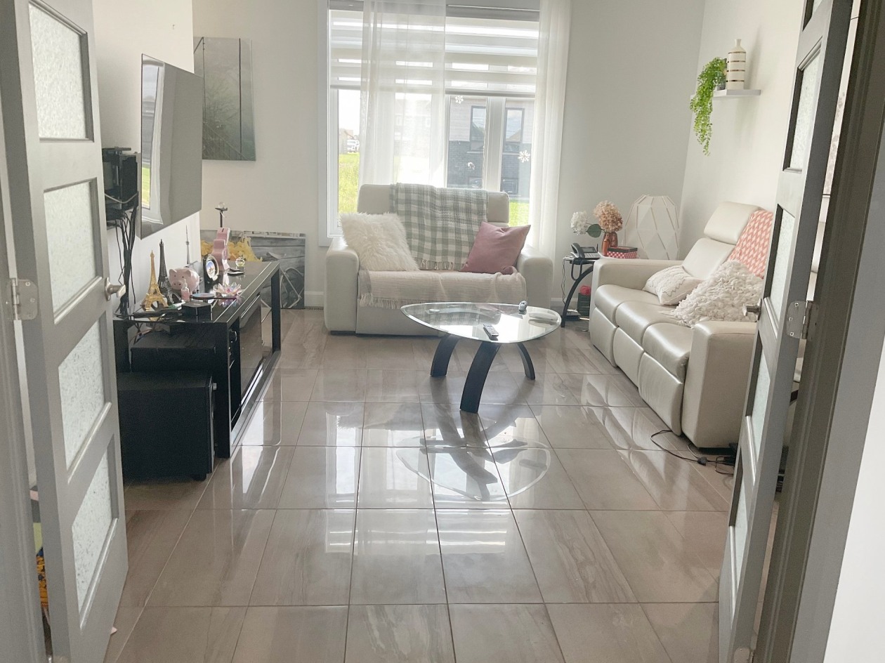 Salon — 1787, Rue Gabriel, Saguenay (Chicoutimi), G7J0G4, Saguenay (Chicoutimi)