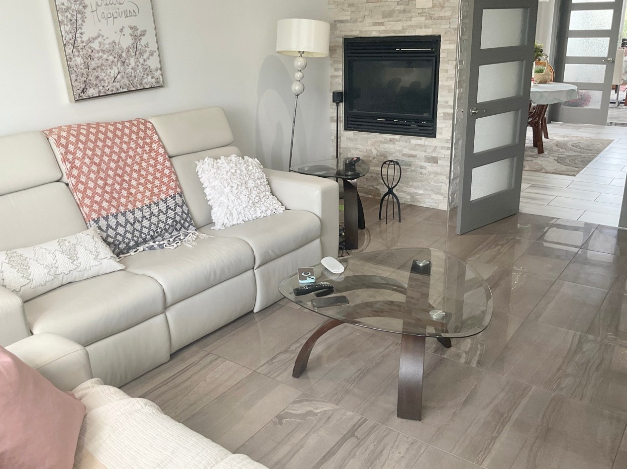 Salon — 1787, Rue Gabriel, Saguenay (Chicoutimi), G7J0G4, Saguenay (Chicoutimi)