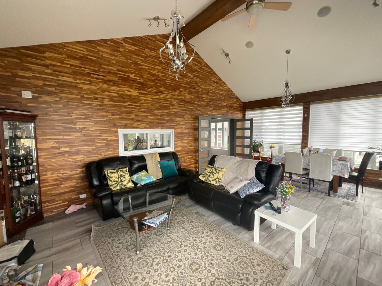Salon — 1787, Rue Gabriel, Saguenay (Chicoutimi), G7J0G4, Saguenay (Chicoutimi)