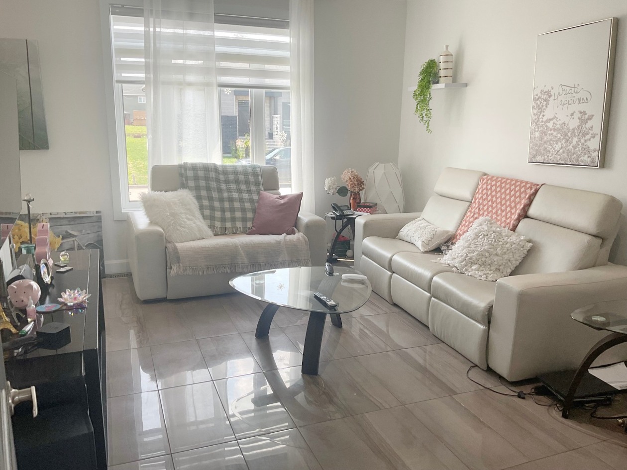 Salon — 1787, Rue Gabriel, Saguenay (Chicoutimi), G7J0G4, Saguenay (Chicoutimi)