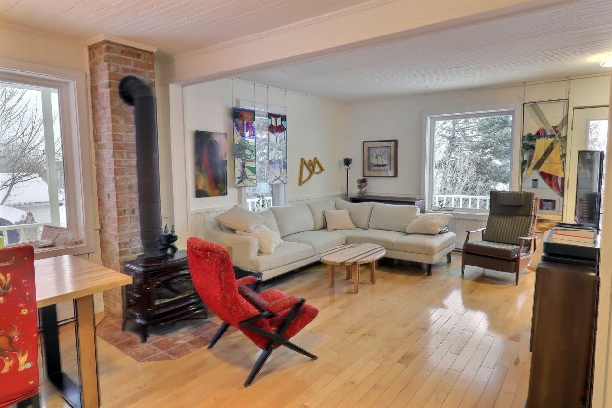 Salon — 951, Boul. de l'Anse, Roberval, G8H1Z1, Roberval