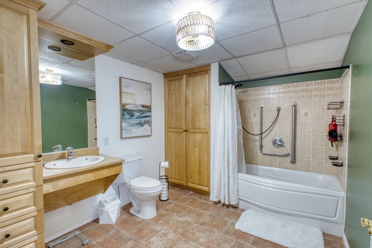 Salle de bains — 2176 - 2180, Ch. Galvin, Sherbrooke (Fleurimont), J1G3G2, Sherbrooke (Fleurimont)