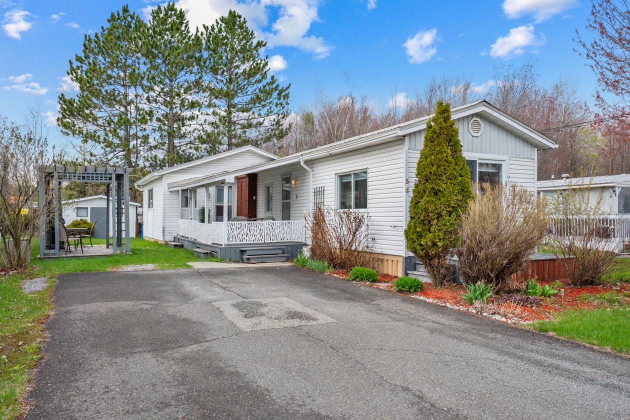 3-1633 Rue Principale