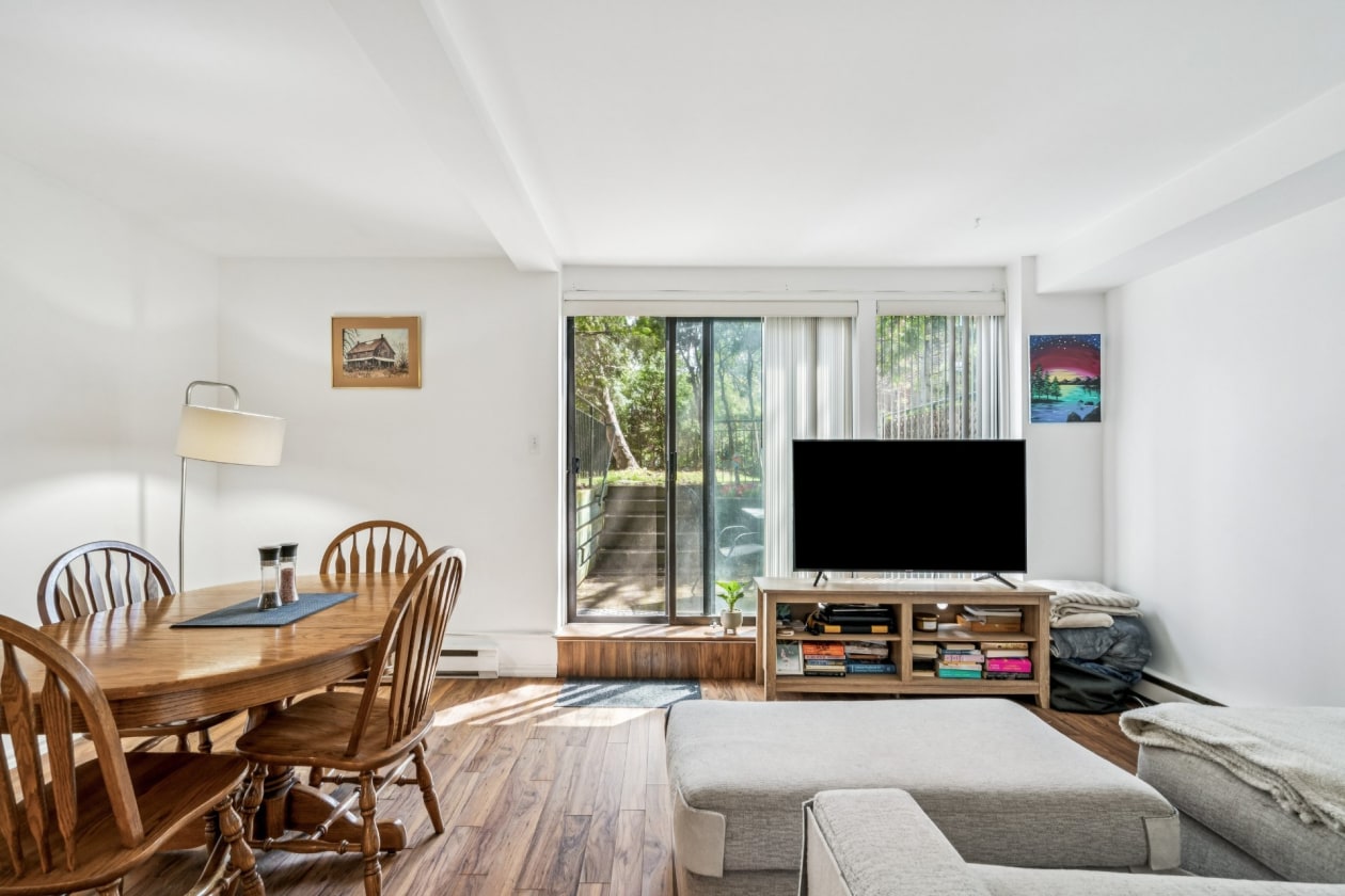 Salon — 715, 36e Avenue, A01, Montréal (Lachine), H8T3L8, Montréal (Lachine)