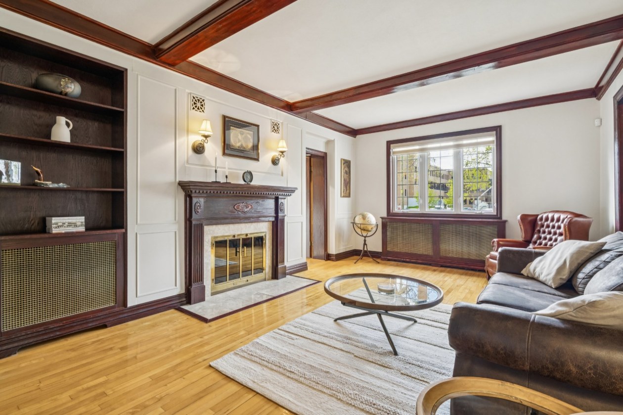 Salon — 3325, Rue Dawes, Montréal (Lachine), H9T1W5, Montréal (Lachine)
