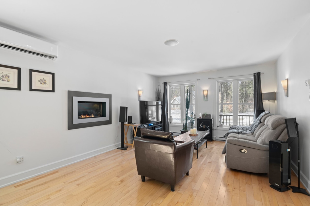 Salon — 311, Rue des Celtes, Saint-Colomban, J5K0G7, Saint-Colomban