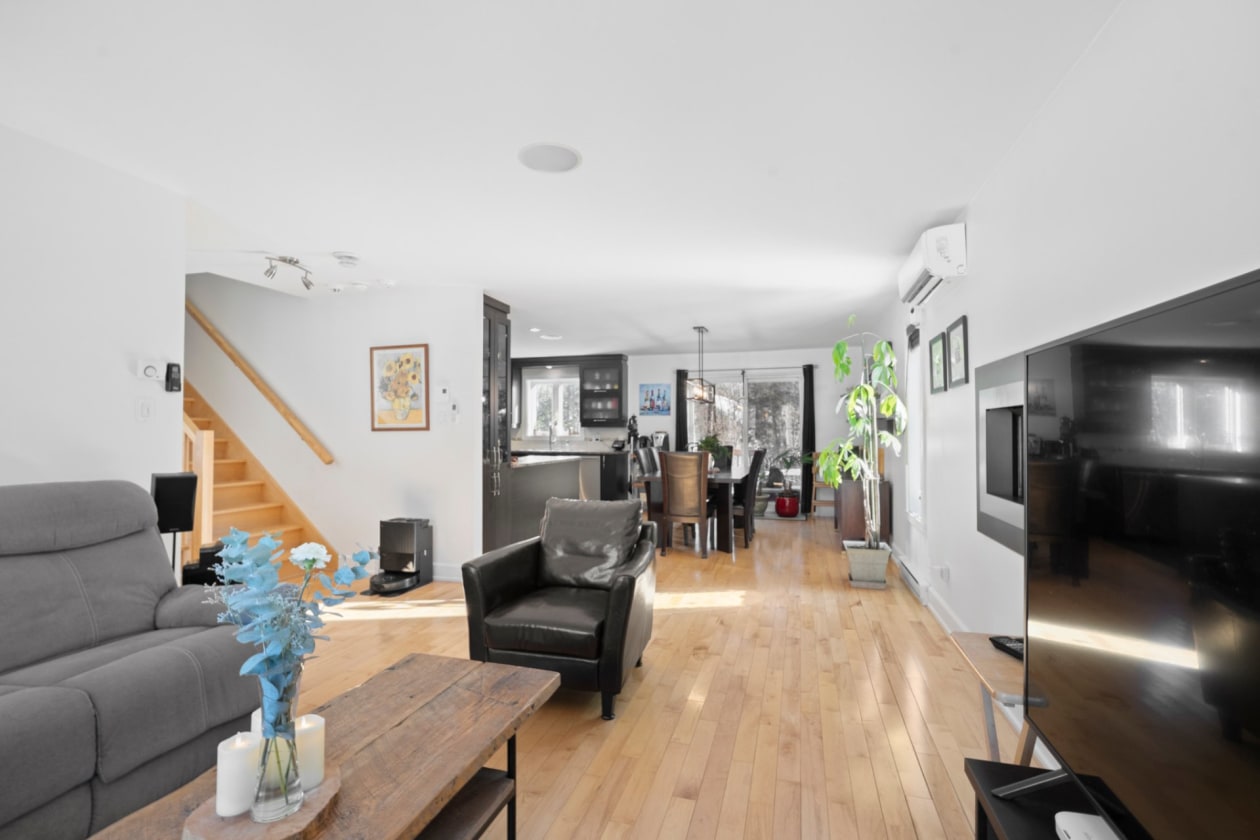 Salon — 311, Rue des Celtes, Saint-Colomban, J5K0G7, Saint-Colomban