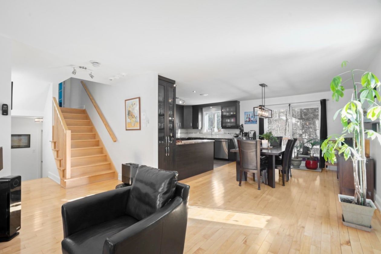 Salon — 311, Rue des Celtes, Saint-Colomban, J5K0G7, Saint-Colomban