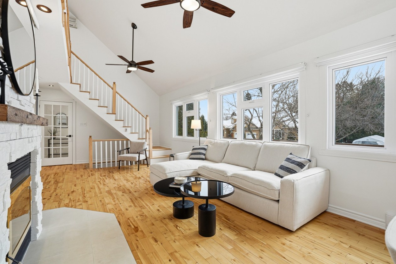 Salon — 445, Rue du Baron, Saint-Sauveur, J0R1R4, Saint-Sauveur