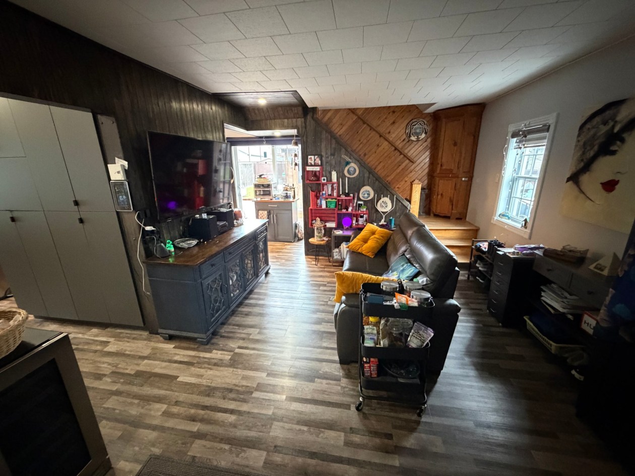 Salon — 2769, Rue Deville, Saguenay (Jonquière), G7S2G9, Saguenay (Jonquière)