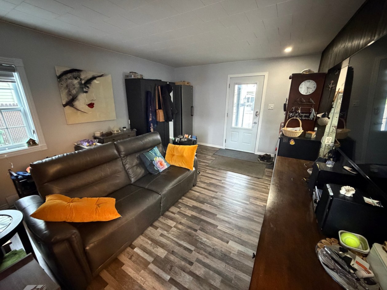 Salon — 2769, Rue Deville, Saguenay (Jonquière), G7S2G9, Saguenay (Jonquière)