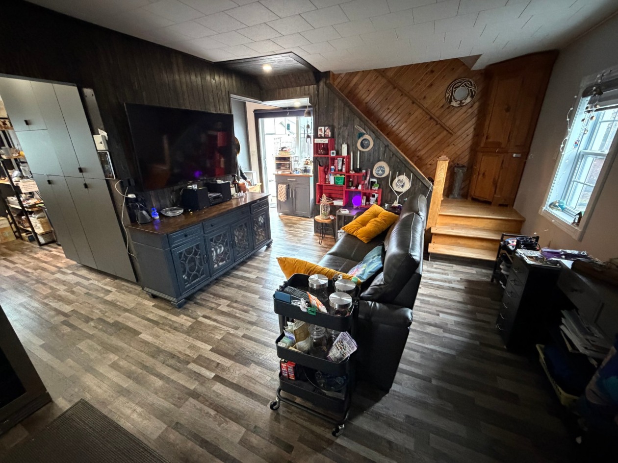 Salon — 2769, Rue Deville, Saguenay (Jonquière), G7S2G9, Saguenay (Jonquière)