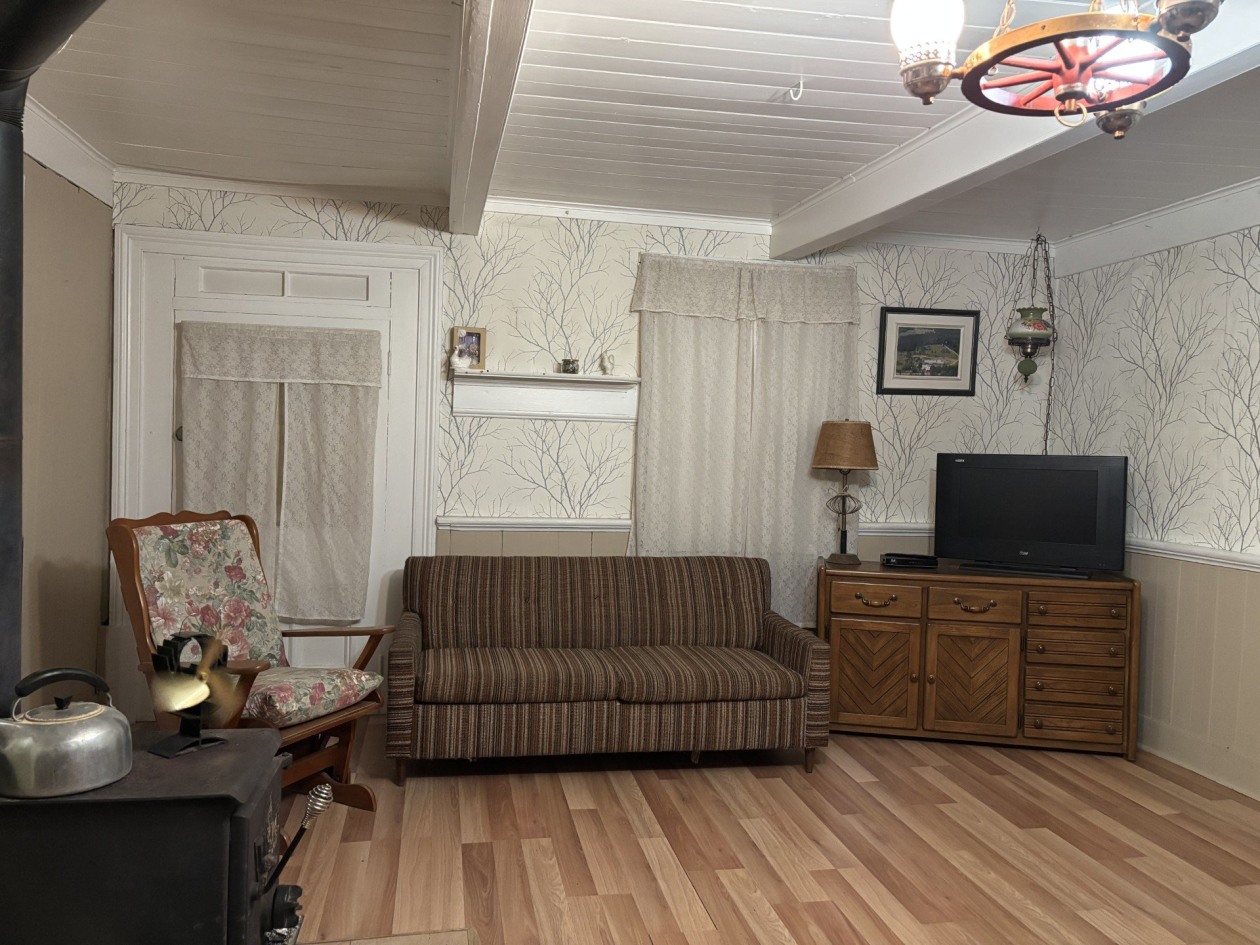 Salon — 1031, Rg du Sacré-Coeur, Saint-Jean-de-Matha, J0K2S0, Saint-Jean-de-Matha
