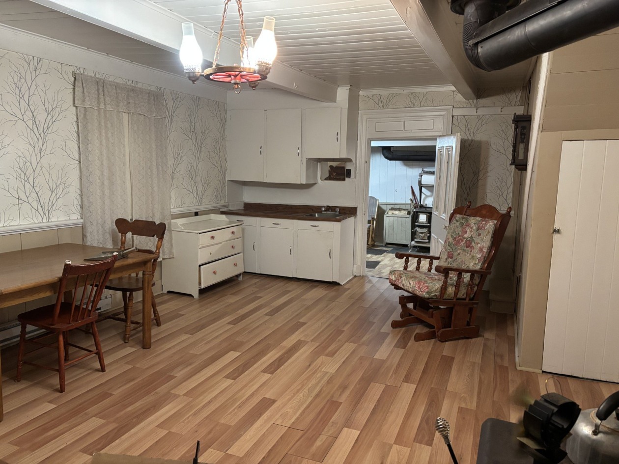 Salon — 1031, Rg du Sacré-Coeur, Saint-Jean-de-Matha, J0K2S0, Saint-Jean-de-Matha