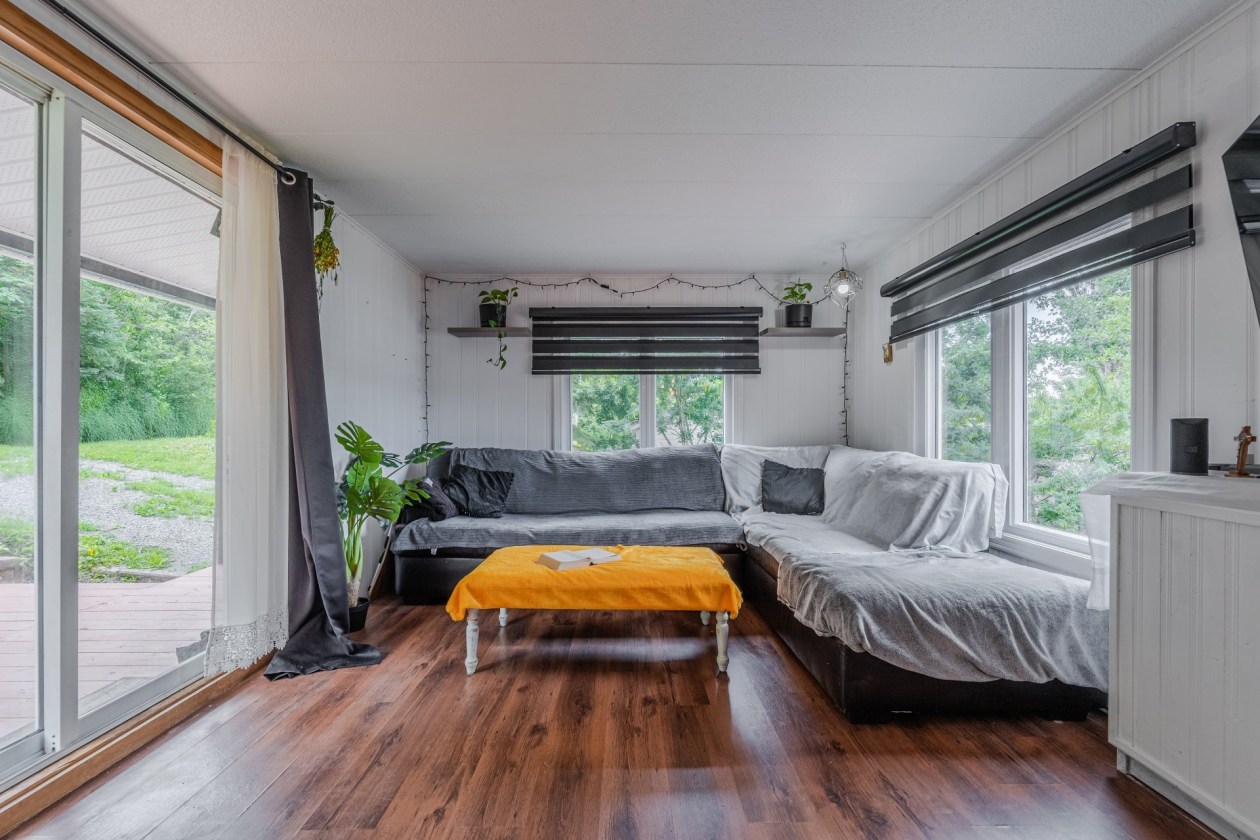 Salon — 60, Ch. des Cormiers, Saint-Joseph-de-Lepage, G5H3K6, Saint-Joseph-de-Lepage