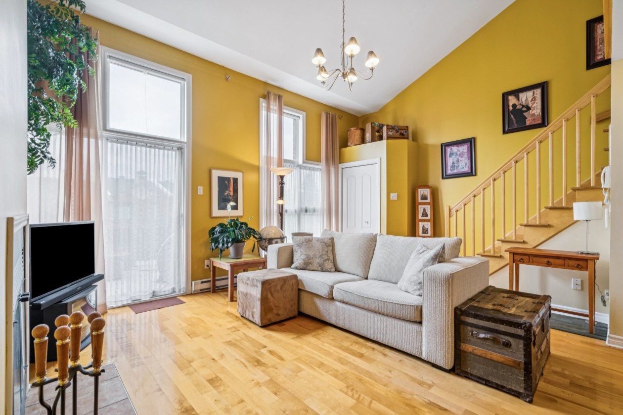 Salon — 690, 36e Avenue, Montréal (Lachine), H8T3N9, Montréal (Lachine)