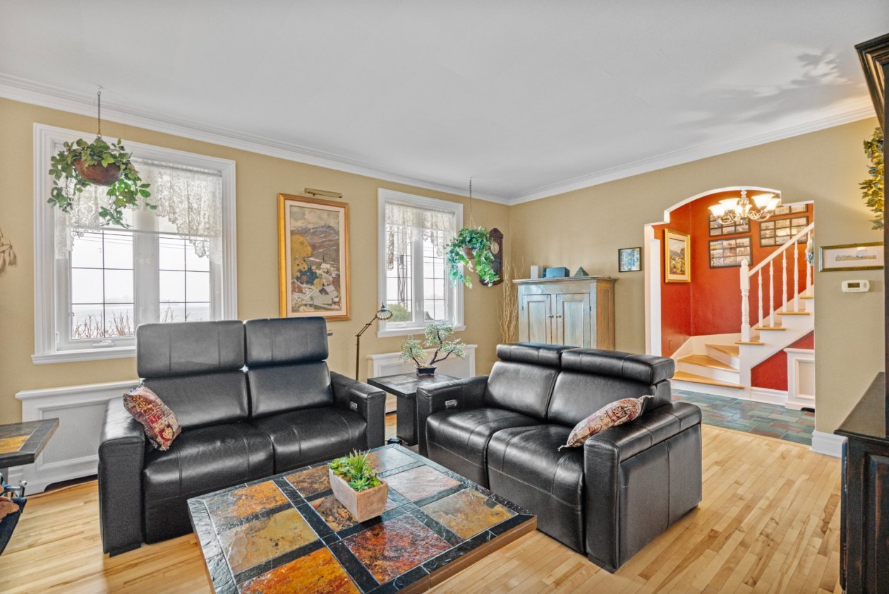 Salon — 5150, Boul. St-Joseph, Montréal (Lachine), H8T1S2, Montréal (Lachine)