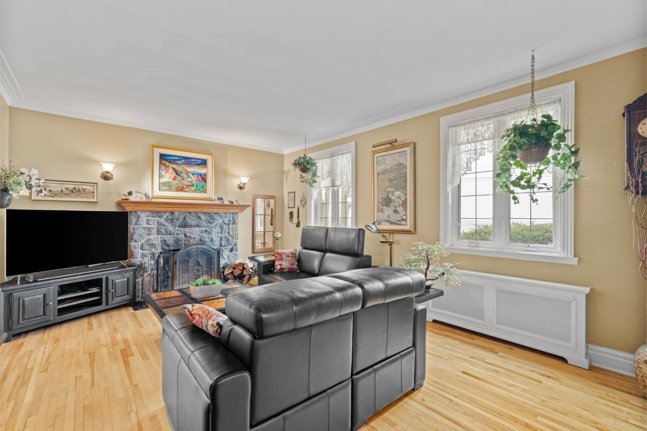 Salon — 5150, Boul. St-Joseph, Montréal (Lachine), H8T1S2, Montréal (Lachine)