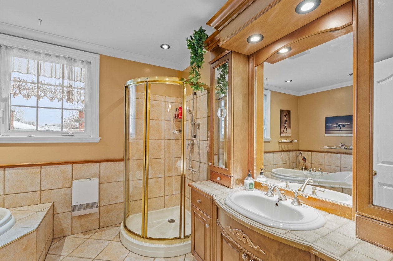 Salle de bains — 5150, Boul. St-Joseph, Montréal (Lachine), H8T1S2, Montréal (Lachine)